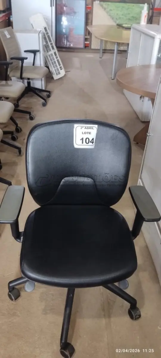 LOTE 104 - 01 CADEIRA GIRATÓRIA PARA ESCRITÓRIO NA COR PRETA MARCA ORANGEBOX. (NO ESTADO) ATENÇÃO! FAZER A VISITAÇÃO ANTES DE ARREMATAR, NÃO SABEMOS SE FUNCIONA, LEILÃO NÃO TEM GARANTIA E NEM DEVOLUÇÃO, SUJEITO A POSSÍVEIS AVARIAS VISÍVEIS/OCULTAS E/OU AUSÊNCIA DE COMPONENTES.