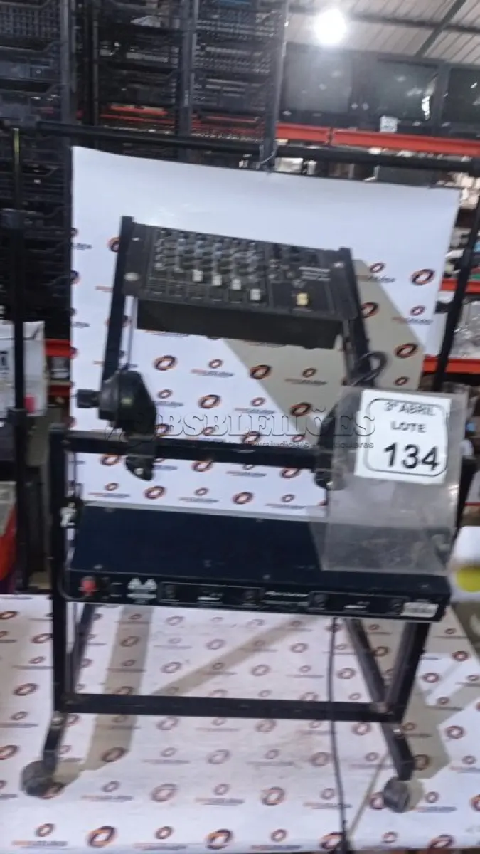LOTE 134 - 01 MESA DE SOM COM SUPORTE MODELO MXM63III MARCA CICLOTRON E 01 EQUALIZADOR ONEAL. (NO ESTADO) ATENÇÃO! FAZER A VISITAÇÃO ANTES DE ARREMATAR, NÃO SABEMOS SE FUNCIONA, LEILÃO NÃO TEM GARANTIA E NEM DEVOLUÇÃO, SUJEITO A POSSÍVEIS AVARIAS VISÍVEIS/OCULTAS E/OU AUSÊNCIA DE COMPONENTES.