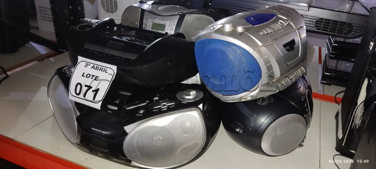 LOTE 071 - 06 APARELHOS DE SOM PORTÁTEIS DE MARCAS E MODELOS DIVERSOS. (NO ESTADO) ATENÇÃO! FAZER A VISITAÇÃO ANTES DE ARREMATAR, NÃO SABEMOS SE FUNCIONA, LEILÃO NÃO TEM GARANTIA E NEM DEVOLUÇÃO, SUJEITO A POSSÍVEIS AVARIAS VISÍVEIS/OCULTAS E/OU AUSÊNCIA DE COMPONENTES.