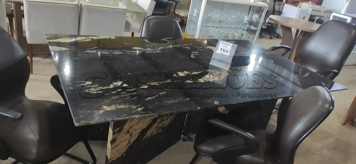 LOTE 165 - 01 MESA EM MÁRMORE PRETO PARA ESCRITÓRIO E 04 CADEIRAS. EM COURO MARROM (NO ESTADO) ATENÇÃO! FAZER A VISITAÇÃO ANTES DE ARREMATAR, NÃO SABEMOS SE FUNCIONA, LEILÃO NÃO TEM GARANTIA E NEM DEVOLUÇÃO, SUJEITO A POSSÍVEIS AVARIAS VISÍVEIS/OCULTAS E/OU AUSÊNCIA DE COMPONENTES.