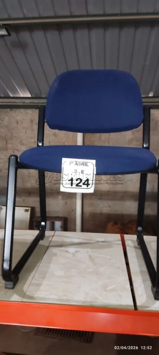 LOTE 124 - 01 CADEIRA PARA ESCRITÓRIO FIXA NA COR AZUL. (NO ESTADO) ATENÇÃO! FAZER A VISITAÇÃO ANTES DE ARREMATAR, NÃO SABEMOS SE FUNCIONA, LEILÃO NÃO TEM GARANTIA E NEM DEVOLUÇÃO, SUJEITO A POSSÍVEIS AVARIAS VISÍVEIS/OCULTAS E/OU AUSÊNCIA DE COMPONENTES.