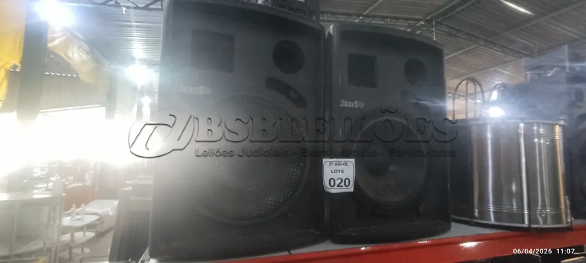LOTE 020 - 02 CAIXAS DE SOM ALTO FALANTES MARCA SIXXO. (NO ESTADO) ATENÇÃO! FAZER A VISITAÇÃO ANTES DE ARREMATAR, NÃO SABEMOS SE FUNCIONA, LEILÃO NÃO TEM GARANTIA E NEM DEVOLUÇÃO, SUJEITO A POSSÍVEIS AVARIAS VISÍVEIS/OCULTAS E/OU AUSÊNCIA DE COMPONENTES.