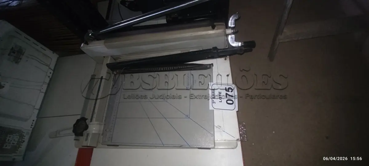LOTE 075 - 03 GUILHOTINAS DE PAPEL MANUAL. (NO ESTADO) ATENÇÃO! FAZER A VISITAÇÃO ANTES DE ARREMATAR, NÃO SABEMOS SE FUNCIONA, LEILÃO NÃO TEM GARANTIA E NEM DEVOLUÇÃO, SUJEITO A POSSÍVEIS AVARIAS VISÍVEIS/OCULTAS E/OU AUSÊNCIA DE COMPONENTES.