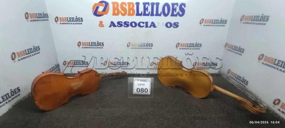 LOTE 080 - 02 VIOLINOS INCOMPLETOS. (NO ESTADO) ATENÇÃO! FAZER A VISITAÇÃO ANTES DE ARREMATAR, NÃO SABEMOS SE FUNCIONA, LEILÃO NÃO TEM GARANTIA E NEM DEVOLUÇÃO, SUJEITO A POSSÍVEIS AVARIAS VISÍVEIS/OCULTAS E/OU AUSÊNCIA DE COMPONENTES.