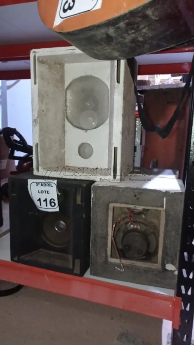 LOTE 116 - 05 CAIXAS DE SOM COM ALTO FALANTES. (NO ESTADO) ATENÇÃO! FAZER A VISITAÇÃO ANTES DE ARREMATAR, NÃO SABEMOS SE FUNCIONA, LEILÃO NÃO TEM GARANTIA E NEM DEVOLUÇÃO, SUJEITO A POSSÍVEIS AVARIAS VISÍVEIS/OCULTAS E/OU AUSÊNCIA DE COMPONENTES.