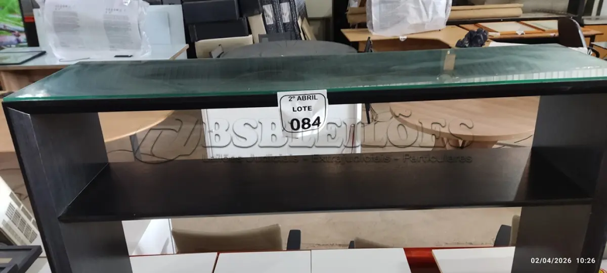 LOTE 084 - 01 APARADOR EM MADEIRA COM VIDRO. (NO ESTADO) ATENÇÃO! FAZER A VISITAÇÃO ANTES DE ARREMATAR, NÃO SABEMOS SE FUNCIONA, LEILÃO NÃO TEM GARANTIA E NEM DEVOLUÇÃO, SUJEITO A POSSÍVEIS AVARIAS VISÍVEIS/OCULTAS E/OU AUSÊNCIA DE COMPONENTES.