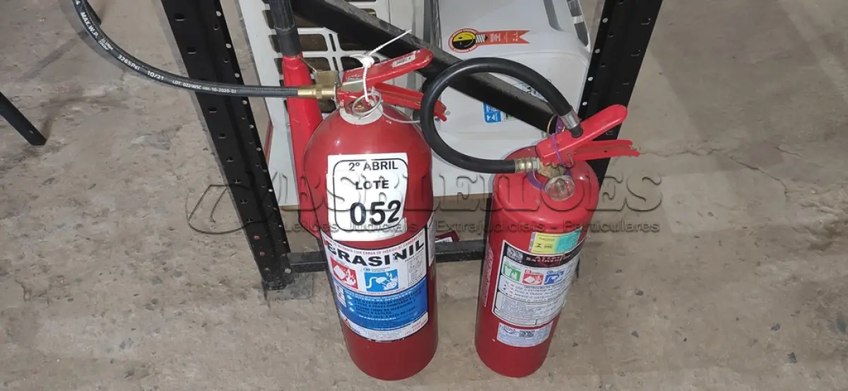 LOTE 052 - 01 EXTINTOR DE INCÊNDIO B, C COM CARGA DE DIÓXIDO DE CARBONO C02 E 01 EXTINTOR DE INCÊNDIO COM CARGA DE PÓ A, B, C. (NO ESTADO) ATENÇÃO! FAZER A VISITAÇÃO ANTES DE ARREMATAR, NÃO SABEMOS SE FUNCIONA, LEILÃO NÃO TEM GARANTIA E NEM DEVOLUÇÃO, SUJEITO A POSSÍVEIS AVARIAS VISÍVEIS/OCULTAS E/OU AUSÊNCIA DE COMPONENTES.