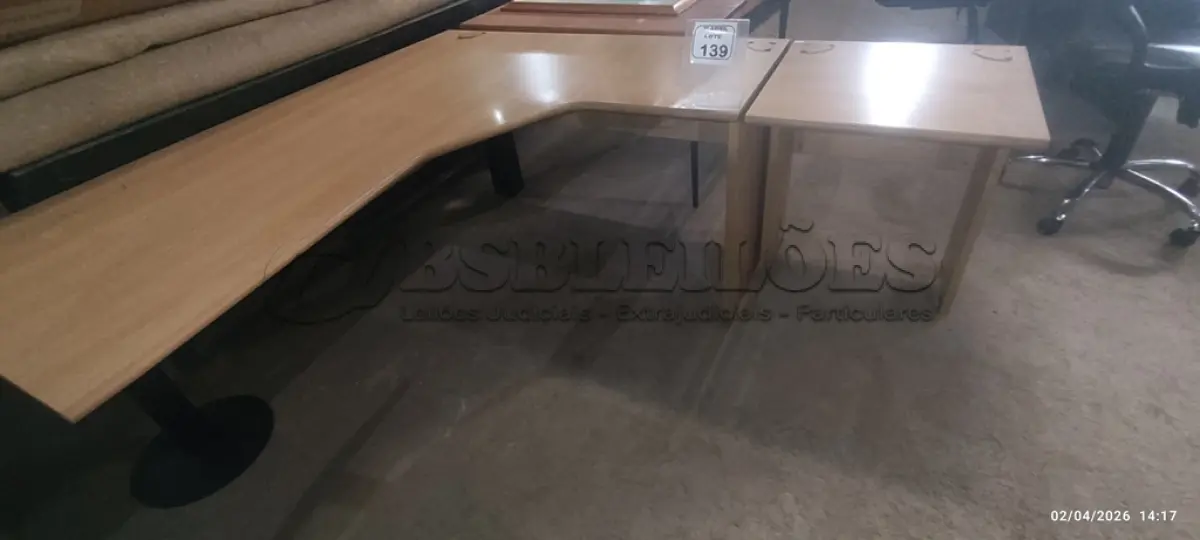 LOTE 139 - 01 MESA  EM MADEIRA PARA ESCRITORIO COM MESA ALONGADA PARA IMPRESSORA NA COR BEGE. (NO ESTADO) ATENÇÃO! FAZER A VISITAÇÃO ANTES DE ARREMATAR, NÃO SABEMOS SE FUNCIONA, LEILÃO NÃO TEM GARANTIA E NEM DEVOLUÇÃO, SUJEITO A POSSÍVEIS AVARIAS VISÍVEIS/OCULTAS E/OU AUSÊNCIA DE COMPONENTES.