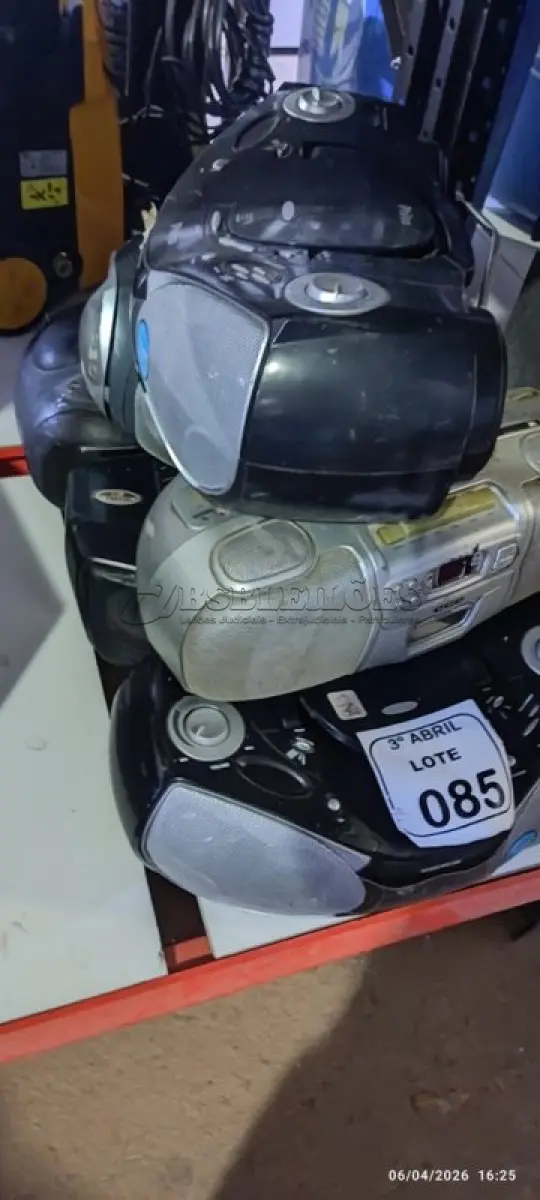 LOTE 085 - 08 APARELHOS DE SOM PORTÁTEIS DE MARCAS E MODELOS DIVERSOS. (NO ESTADO) ATENÇÃO! FAZER A VISITAÇÃO ANTES DE ARREMATAR, NÃO SABEMOS SE FUNCIONA, LEILÃO NÃO TEM GARANTIA E NEM DEVOLUÇÃO, SUJEITO A POSSÍVEIS AVARIAS VISÍVEIS/OCULTAS E/OU AUSÊNCIA DE COMPONENTES.