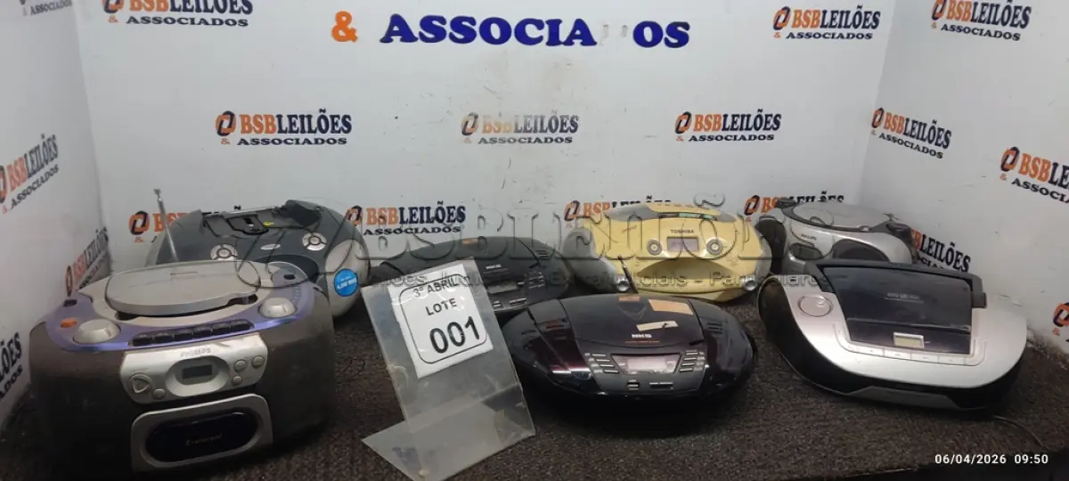 LOTE 001 - 07 APARELHOS DE SOM PORTÁTEIS DE MARCAS E MODELOS DIVERSOS. (NO ESTADO) ATENÇÃO! FAZER A VISITAÇÃO ANTES DE ARREMATAR, NÃO SABEMOS SE FUNCIONA, LEILÃO NÃO TEM GARANTIA E NEM DEVOLUÇÃO, SUJEITO A POSSÍVEIS AVARIAS VISÍVEIS/OCULTAS E/OU AUSÊNCIA DE COMPONENTES.