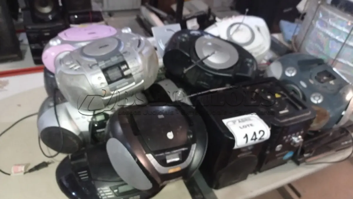 LOTE 142 - 01 ROTEADOR CISCO, 03 APARELHOS DE DVD E 12 APARELHOS DE SOM PORTÁTEIS DE MARCAS E MODELOS DIVERSOS. (NO ESTADO) ATENÇÃO! FAZER A VISITAÇÃO ANTES DE ARREMATAR, NÃO SABEMOS SE FUNCIONA, LEILÃO NÃO TEM GARANTIA E NEM DEVOLUÇÃO, SUJEITO A POSSÍVEIS AVARIAS VISÍVEIS/OCULTAS E/OU AUSÊNCIA DE COMPONENTES.