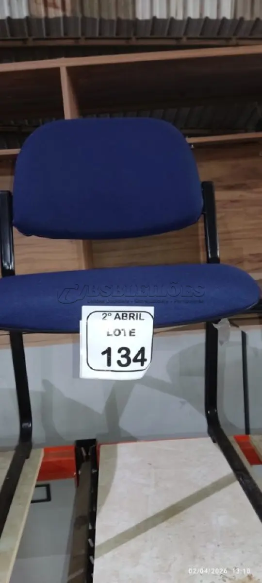LOTE 134 - 01 CADEIRA FIXA PARA ESCRITÓRIO NA COR AZUL. (NO ESTADO) ATENÇÃO! FAZER A VISITAÇÃO ANTES DE ARREMATAR, NÃO SABEMOS SE FUNCIONA, LEILÃO NÃO TEM GARANTIA E NEM DEVOLUÇÃO, SUJEITO A POSSÍVEIS AVARIAS VISÍVEIS/OCULTAS E/OU AUSÊNCIA DE COMPONENTES.