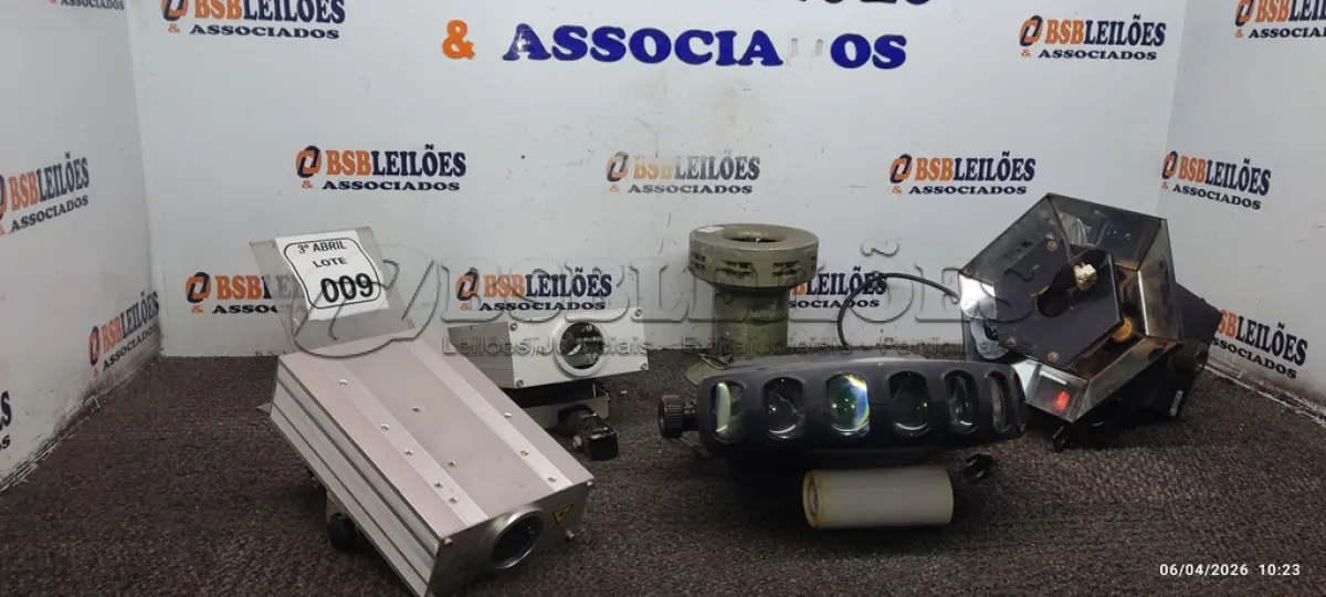 LOTE 009 - 01 APARELHO DE LUZ DE LED MODELO LED-410 MARCA JUBILED, 02 CANHÕES DE LUZ DE LED COM AVARIAS, SIRENE ELETRÔNICA EQUIPAMENTO DE ILUMINAÇÃO ESTILO DISCOTECA. (NO ESTADO) ATENÇÃO! FAZER A VISITAÇÃO ANTES DE ARREMATAR, NÃO SABEMOS SE FUNCIONA, LEILÃO NÃO TEM GARANTIA E NEM DEVOLUÇÃO, SUJEITO A POSSÍVEIS AVARIAS VISÍVEIS/OCULTAS E/OU AUSÊNCIA DE COMPONENTES.