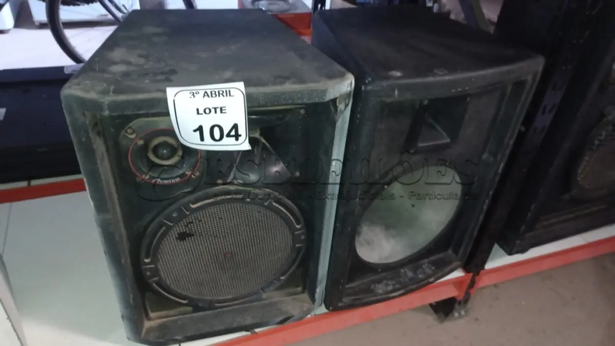 LOTE 104 - 01 CAIXA DE SOM ALTO FALANTE E 01 CAIXA DE SOM VAZIA. (NO ESTADO) ATENÇÃO! FAZER A VISITAÇÃO ANTES DE ARREMATAR, NÃO SABEMOS SE FUNCIONA, LEILÃO NÃO TEM GARANTIA E NEM DEVOLUÇÃO, SUJEITO A POSSÍVEIS AVARIAS VISÍVEIS/OCULTAS E/OU AUSÊNCIA DE COMPONENTES.