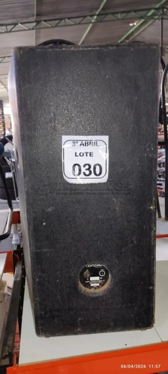 LOTE 030 - 01 CAIXA DE SOM ALTO FALANTE MARCA SOFTWSOUND. (NO ESTADO) ATENÇÃO! FAZER A VISITAÇÃO ANTES DE ARREMATAR, NÃO SABEMOS SE FUNCIONA, LEILÃO NÃO TEM GARANTIA E NEM DEVOLUÇÃO, SUJEITO A POSSÍVEIS AVARIAS VISÍVEIS/OCULTAS E/OU AUSÊNCIA DE COMPONENTES.