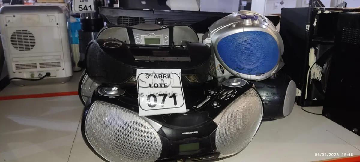 LOTE 071 - 06 APARELHOS DE SOM PORTÁTEIS DE MARCAS E MODELOS DIVERSOS. (NO ESTADO) ATENÇÃO! FAZER A VISITAÇÃO ANTES DE ARREMATAR, NÃO SABEMOS SE FUNCIONA, LEILÃO NÃO TEM GARANTIA E NEM DEVOLUÇÃO, SUJEITO A POSSÍVEIS AVARIAS VISÍVEIS/OCULTAS E/OU AUSÊNCIA DE COMPONENTES.