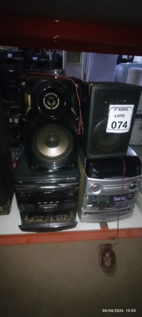 LOTE 074 - 04 APARELHOS DE SOM E 04 CAIXAS DE SOM MARCAS E MODELOS DIVERSOS. (NO ESTADO) ATENÇÃO! FAZER A VISITAÇÃO ANTES DE ARREMATAR, NÃO SABEMOS SE FUNCIONA, LEILÃO NÃO TEM GARANTIA E NEM DEVOLUÇÃO, SUJEITO A POSSÍVEIS AVARIAS VISÍVEIS/OCULTAS E/OU AUSÊNCIA DE COMPONENTES.