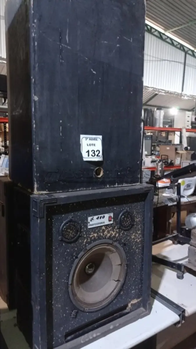 LOTE 132 - 02 CAIXAS DE SOM GRANDES VAZIAS. (NO ESTADO) ATENÇÃO! FAZER A VISITAÇÃO ANTES DE ARREMATAR, NÃO SABEMOS SE FUNCIONA, LEILÃO NÃO TEM GARANTIA E NEM DEVOLUÇÃO, SUJEITO A POSSÍVEIS AVARIAS VISÍVEIS/OCULTAS E/OU AUSÊNCIA DE COMPONENTES.