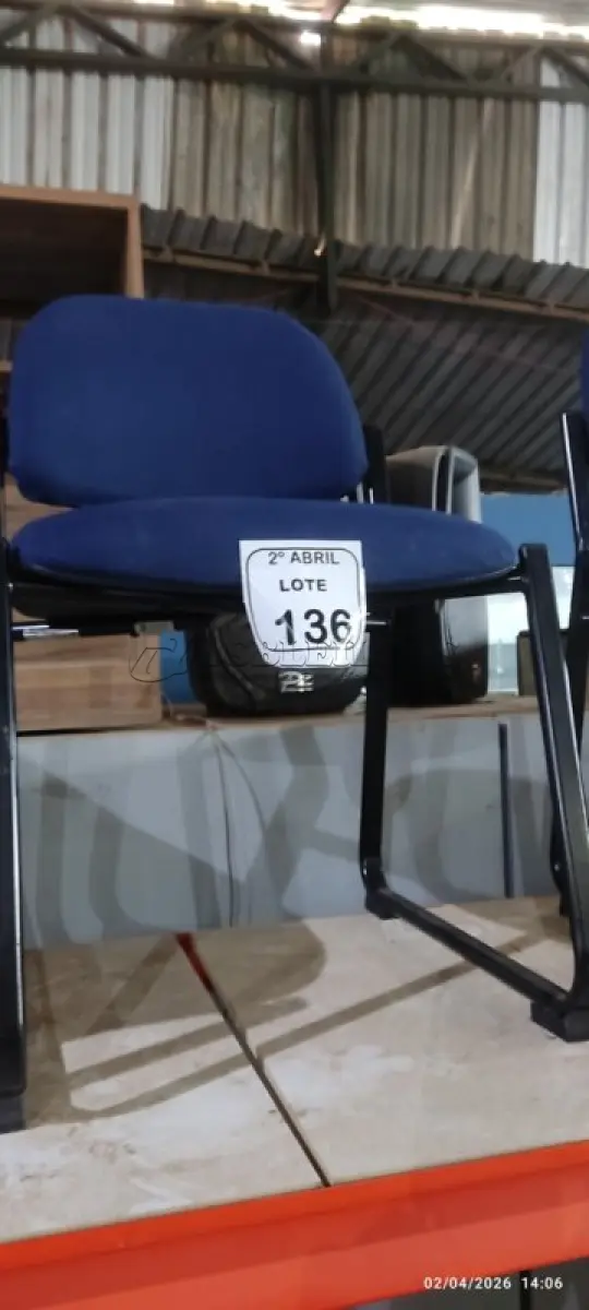 LOTE 136 - 01 CADEIRA FIXA PARA ESCRITÓRIO NA COR AZUL. (NO ESTADO) ATENÇÃO! FAZER A VISITAÇÃO ANTES DE ARREMATAR, NÃO SABEMOS SE FUNCIONA, LEILÃO NÃO TEM GARANTIA E NEM DEVOLUÇÃO, SUJEITO A POSSÍVEIS AVARIAS VISÍVEIS/OCULTAS E/OU AUSÊNCIA DE COMPONENTES.