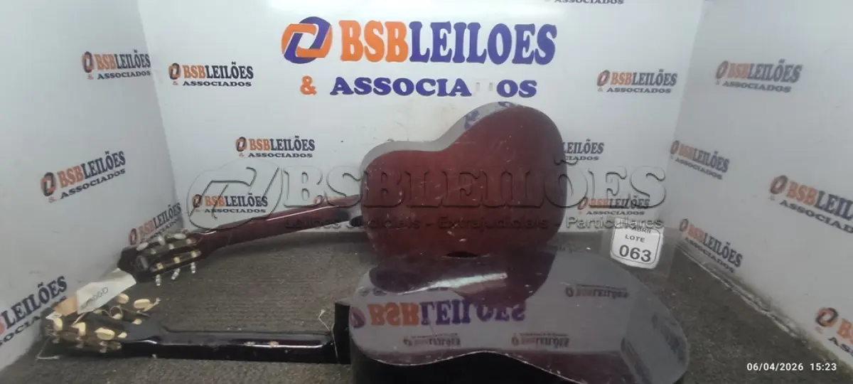 LOTE 063 - 02 VIOLÕES MARCAS SUZUKI E KASHIMA. (NO ESTADO) ATENÇÃO! FAZER A VISITAÇÃO ANTES DE ARREMATAR, NÃO SABEMOS SE FUNCIONA, LEILÃO NÃO TEM GARANTIA E NEM DEVOLUÇÃO, SUJEITO A POSSÍVEIS AVARIAS VISÍVEIS/OCULTAS E/OU AUSÊNCIA DE COMPONENTES.