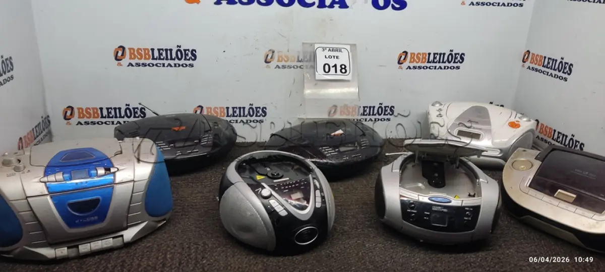 LOTE 018 - 07 APARELHOS DE SOM PORTÁTEIS DE MARCAS E MODELOS DIVERSOS. (NO ESTADO) ATENÇÃO! FAZER A VISITAÇÃO ANTES DE ARREMATAR, NÃO SABEMOS SE FUNCIONA, LEILÃO NÃO TEM GARANTIA E NEM DEVOLUÇÃO, SUJEITO A POSSÍVEIS AVARIAS VISÍVEIS/OCULTAS E/OU AUSÊNCIA DE COMPONENTES.
