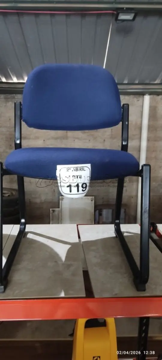 LOTE 119 - 01 CADEIRA PARA ESCRITÓRIO FIXA NA COR AZUL. (NO ESTADO) ATENÇÃO! FAZER A VISITAÇÃO ANTES DE ARREMATAR, NÃO SABEMOS SE FUNCIONA, LEILÃO NÃO TEM GARANTIA E NEM DEVOLUÇÃO, SUJEITO A POSSÍVEIS AVARIAS VISÍVEIS/OCULTAS E/OU AUSÊNCIA DE COMPONENTES.