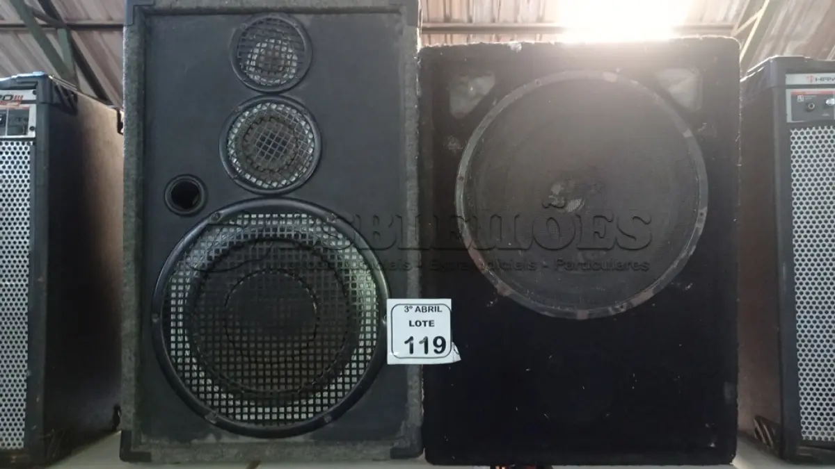 LOTE 119 - 02 CAIXAS DE SOM ALTO FALANTES. (NO ESTADO) ATENÇÃO! FAZER A VISITAÇÃO ANTES DE ARREMATAR, NÃO SABEMOS SE FUNCIONA, LEILÃO NÃO TEM GARANTIA E NEM DEVOLUÇÃO, SUJEITO A POSSÍVEIS AVARIAS VISÍVEIS/OCULTAS E/OU AUSÊNCIA DE COMPONENTES.