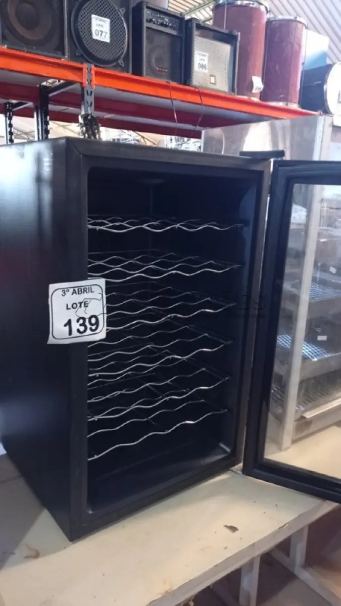 LOTE 139 - 01 CLIMATIZADOR DE VINHOS COM 06 PRATELEIRAS 220V MARCA PLATINIUM. (NO ESTADO) ATENÇÃO! FAZER A VISITAÇÃO ANTES DE ARREMATAR, NÃO SABEMOS SE FUNCIONA, LEILÃO NÃO TEM GARANTIA E NEM DEVOLUÇÃO, SUJEITO A POSSÍVEIS AVARIAS VISÍVEIS/OCULTAS E/OU AUSÊNCIA DE COMPONENTES.
