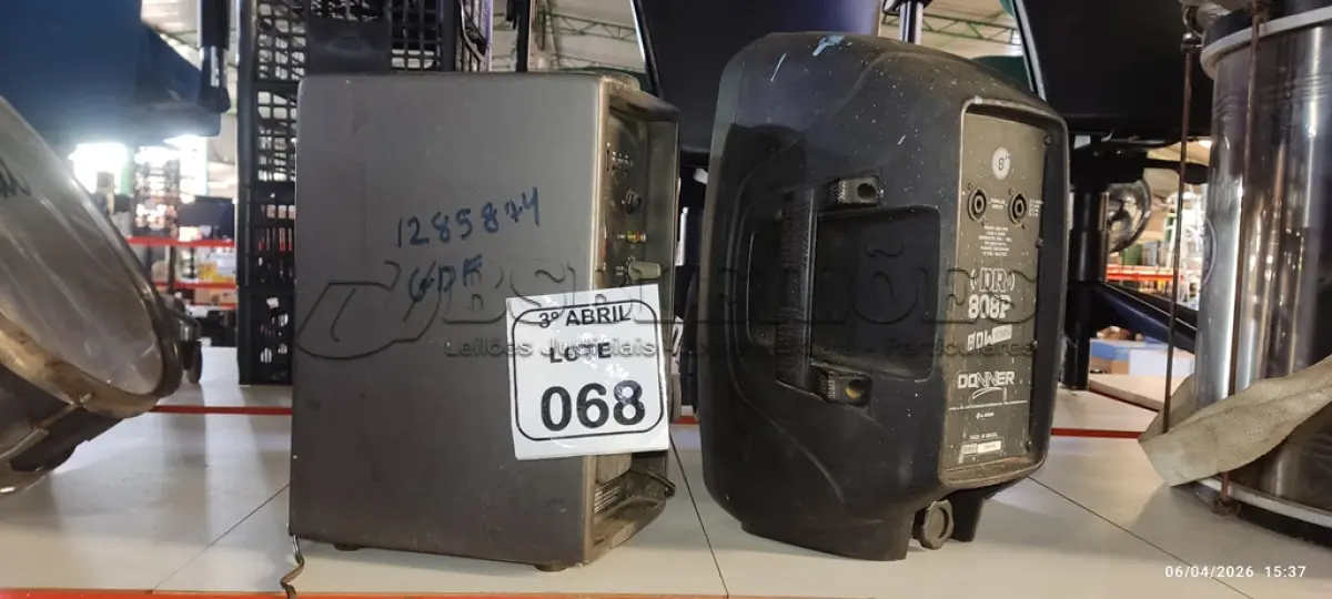 LOTE 068 - 02 CAIXAS DE SOM. (NO ESTADO) ATENÇÃO! FAZER A VISITAÇÃO ANTES DE ARREMATAR, NÃO SABEMOS SE FUNCIONA, LEILÃO NÃO TEM GARANTIA E NEM DEVOLUÇÃO, SUJEITO A POSSÍVEIS AVARIAS VISÍVEIS/OCULTAS E/OU AUSÊNCIA DE COMPONENTES.
