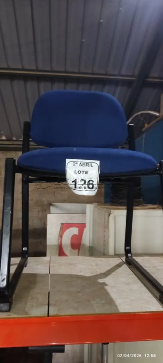 LOTE 126 - 01 CADEIRA PARA ESCRITÓRIO FIXA NA COR AZUL. (NO ESTADO) ATENÇÃO! FAZER A VISITAÇÃO ANTES DE ARREMATAR, NÃO SABEMOS SE FUNCIONA, LEILÃO NÃO TEM GARANTIA E NEM DEVOLUÇÃO, SUJEITO A POSSÍVEIS AVARIAS VISÍVEIS/OCULTAS E/OU AUSÊNCIA DE COMPONENTES.