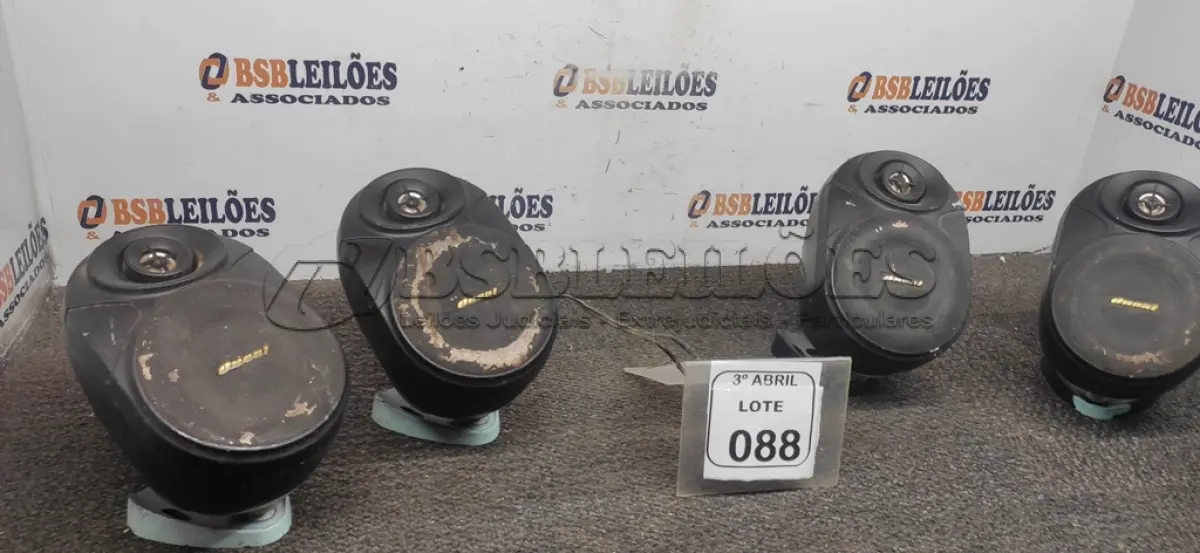 LOTE 088 - 04 CAIXAS DE SOM AMBIENTE MARCA ONEAL. (NO ESTADO) ATENÇÃO! FAZER A VISITAÇÃO ANTES DE ARREMATAR, NÃO SABEMOS SE FUNCIONA, LEILÃO NÃO TEM GARANTIA E NEM DEVOLUÇÃO, SUJEITO A POSSÍVEIS AVARIAS VISÍVEIS/OCULTAS E/OU AUSÊNCIA DE COMPONENTES.
