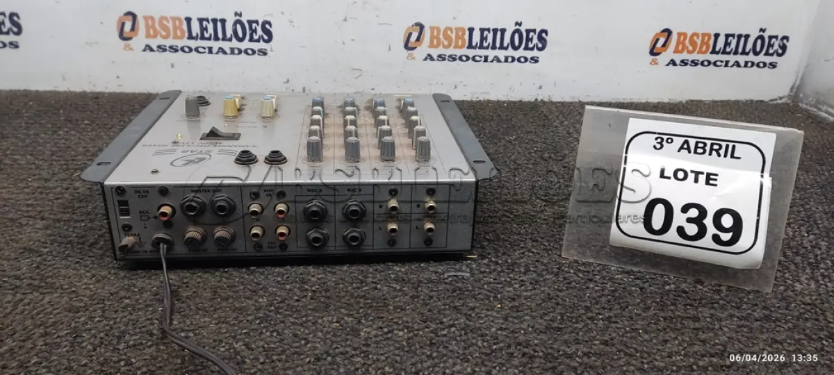 LOTE 039 - 01 MESA DE SOM AC-DC 12V MARCA STAR. (NO ESTADO) ATENÇÃO! FAZER A VISITAÇÃO ANTES DE ARREMATAR, NÃO SABEMOS SE FUNCIONA, LEILÃO NÃO TEM GARANTIA E NEM DEVOLUÇÃO, SUJEITO A POSSÍVEIS AVARIAS VISÍVEIS/OCULTAS E/OU AUSÊNCIA DE COMPONENTES.