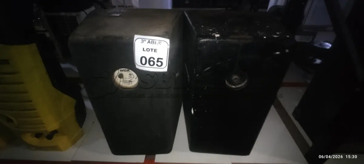 LOTE 065 - 02 CAIXAS DE ALTO FALANTES. (NO ESTADO) ATENÇÃO! FAZER A VISITAÇÃO ANTES DE ARREMATAR, NÃO SABEMOS SE FUNCIONA, LEILÃO NÃO TEM GARANTIA E NEM DEVOLUÇÃO, SUJEITO A POSSÍVEIS AVARIAS VISÍVEIS/OCULTAS E/OU AUSÊNCIA DE COMPONENTES.