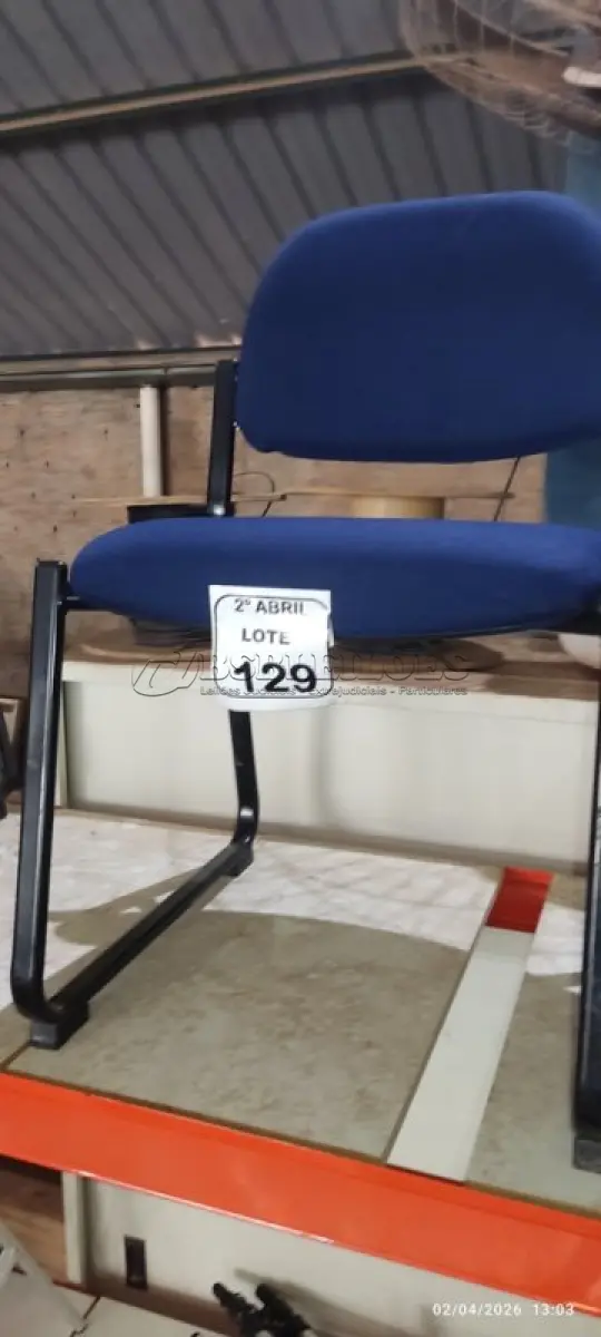 LOTE 129 - 01 CADEIRA FIXA PARA ESCRITÓRIO NA COR AZUL. (NO ESTADO) ATENÇÃO! FAZER A VISITAÇÃO ANTES DE ARREMATAR, NÃO SABEMOS SE FUNCIONA, LEILÃO NÃO TEM GARANTIA E NEM DEVOLUÇÃO, SUJEITO A POSSÍVEIS AVARIAS VISÍVEIS/OCULTAS E/OU AUSÊNCIA DE COMPONENTES.
