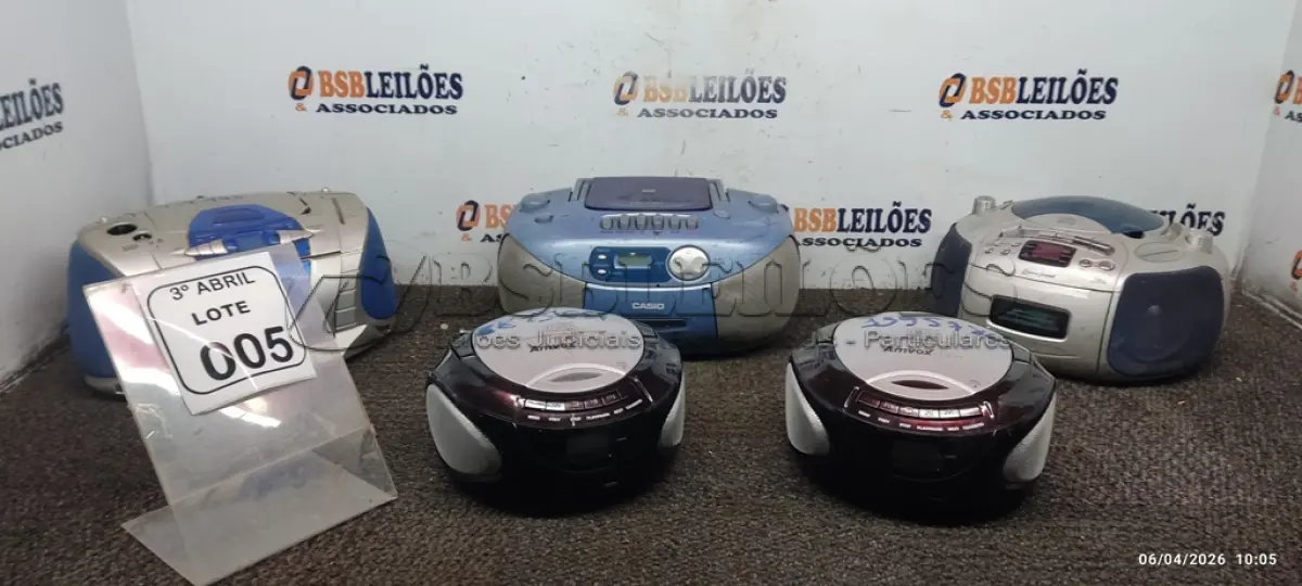 LOTE 005 - 07 APARELHOS DE SOM PORTÁTEIS DE MARCAS E MODELOS DIVERSOS. (NO ESTADO) ATENÇÃO! FAZER A VISITAÇÃO ANTES DE ARREMATAR, NÃO SABEMOS SE FUNCIONA, LEILÃO NÃO TEM GARANTIA E NEM DEVOLUÇÃO, SUJEITO A POSSÍVEIS AVARIAS VISÍVEIS/OCULTAS E/OU AUSÊNCIA DE COMPONENTES.