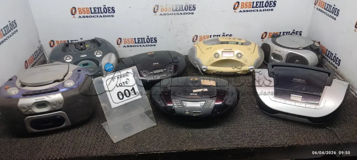 LOTE 001 - 07 APARELHOS DE SOM PORTÁTEIS DE MARCAS E MODELOS DIVERSOS. (NO ESTADO) ATENÇÃO! FAZER A VISITAÇÃO ANTES DE ARREMATAR, NÃO SABEMOS SE FUNCIONA, LEILÃO NÃO TEM GARANTIA E NEM DEVOLUÇÃO, SUJEITO A POSSÍVEIS AVARIAS VISÍVEIS/OCULTAS E/OU AUSÊNCIA DE COMPONENTES.