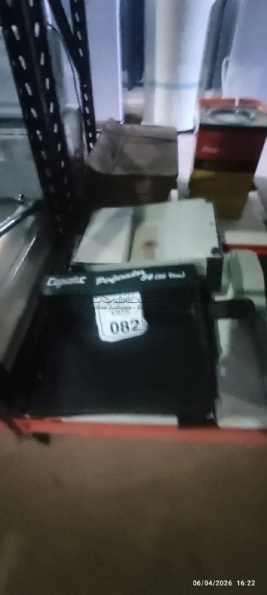 LOTE 082 - 01 PLASTIFICADORA E 03 GUILHOTINAS DE PAPEL MANUAL. (NO ESTADO) ATENÇÃO! FAZER A VISITAÇÃO ANTES DE ARREMATAR, NÃO SABEMOS SE FUNCIONA, LEILÃO NÃO TEM GARANTIA E NEM DEVOLUÇÃO, SUJEITO A POSSÍVEIS AVARIAS VISÍVEIS/OCULTAS E/OU AUSÊNCIA DE COMPONENTES.