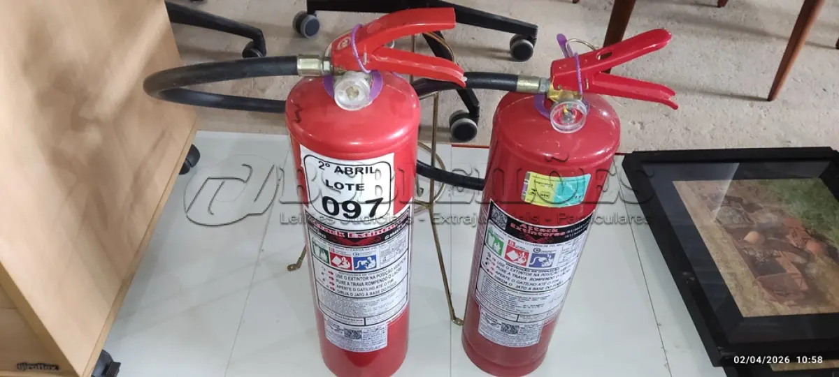 LOTE 097 - 02 EXTINTORES DE INCÊNDIO A,  B, C COM CARGAS DE PÓ. (NO ESTADO) ATENÇÃO! FAZER A VISITAÇÃO ANTES DE ARREMATAR, NÃO SABEMOS SE FUNCIONA, LEILÃO NÃO TEM GARANTIA E NEM DEVOLUÇÃO, SUJEITO A POSSÍVEIS AVARIAS VISÍVEIS/OCULTAS E/OU AUSÊNCIA DE COMPONENTES.
