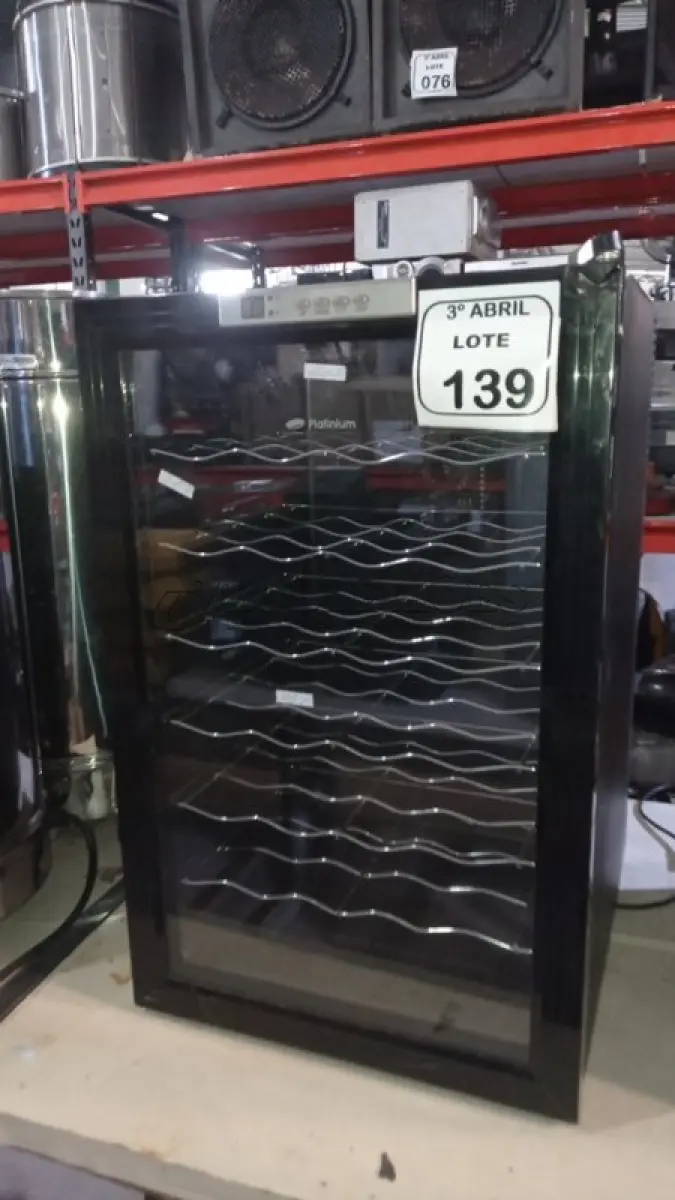 LOTE 139 - 01 CLIMATIZADOR DE VINHOS COM 06 PRATELEIRAS 220V MARCA PLATINIUM. (NO ESTADO) ATENÇÃO! FAZER A VISITAÇÃO ANTES DE ARREMATAR, NÃO SABEMOS SE FUNCIONA, LEILÃO NÃO TEM GARANTIA E NEM DEVOLUÇÃO, SUJEITO A POSSÍVEIS AVARIAS VISÍVEIS/OCULTAS E/OU AUSÊNCIA DE COMPONENTES.