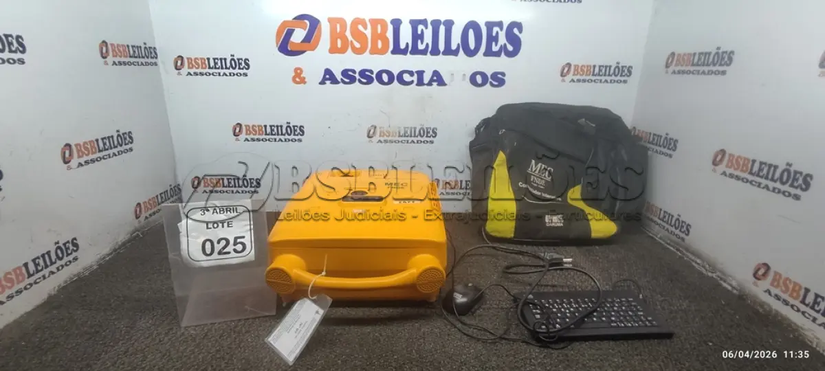 LOTE 025 - 01 PROJETOR MULTIMÍDIA 220V COM CABOS MARCA URMET DARUMA. (NO ESTADO) ATENÇÃO! FAZER A VISITAÇÃO ANTES DE ARREMATAR, NÃO SABEMOS SE FUNCIONA, LEILÃO NÃO TEM GARANTIA E NEM DEVOLUÇÃO, SUJEITO A POSSÍVEIS AVARIAS VISÍVEIS/OCULTAS E/OU AUSÊNCIA DE COMPONENTES.