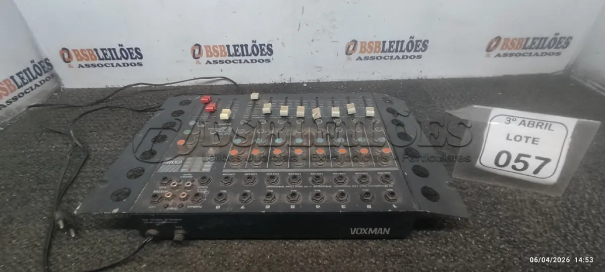 LOTE 057 - 01 MESA DE SOM MARCA VOXMAM. (NO ESTADO) ATENÇÃO! FAZER A VISITAÇÃO ANTES DE ARREMATAR, NÃO SABEMOS SE FUNCIONA, LEILÃO NÃO TEM GARANTIA E NEM DEVOLUÇÃO, SUJEITO A POSSÍVEIS AVARIAS VISÍVEIS/OCULTAS E/OU AUSÊNCIA DE COMPONENTES.