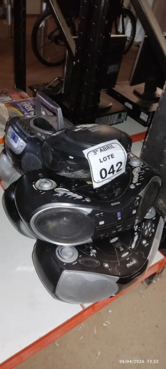 LOTE 042 - 05 APARELHOS DE SOM PORTÁTEIS DE MARCAS E MODELOS DIVERSOS. (NO ESTADO) ATENÇÃO! FAZER A VISITAÇÃO ANTES DE ARREMATAR, NÃO SABEMOS SE FUNCIONA, LEILÃO NÃO TEM GARANTIA E NEM DEVOLUÇÃO, SUJEITO A POSSÍVEIS AVARIAS VISÍVEIS/OCULTAS E/OU AUSÊNCIA DE COMPONENTES.