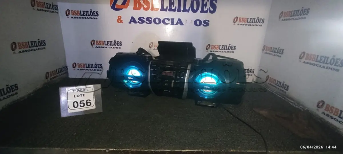 LOTE 056 - 01 MINI SYSTEM PHILCO COM CAIXAS ACOPLADAS. (NO ESTADO) ATENÇÃO! FAZER A VISITAÇÃO ANTES DE ARREMATAR, NÃO SABEMOS SE FUNCIONA, LEILÃO NÃO TEM GARANTIA E NEM DEVOLUÇÃO, SUJEITO A POSSÍVEIS AVARIAS VISÍVEIS/OCULTAS E/OU AUSÊNCIA DE COMPONENTES.