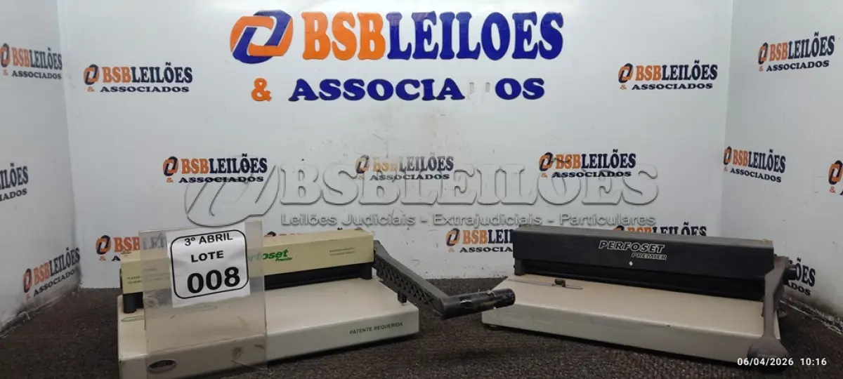 LOTE 008 - 02 GUILHOTINAS DE PAPEL MANUAL. (NO ESTADO) ATENÇÃO! FAZER A VISITAÇÃO ANTES DE ARREMATAR, NÃO SABEMOS SE FUNCIONA, LEILÃO NÃO TEM GARANTIA E NEM DEVOLUÇÃO, SUJEITO A POSSÍVEIS AVARIAS VISÍVEIS/OCULTAS E/OU AUSÊNCIA DE COMPONENTES.