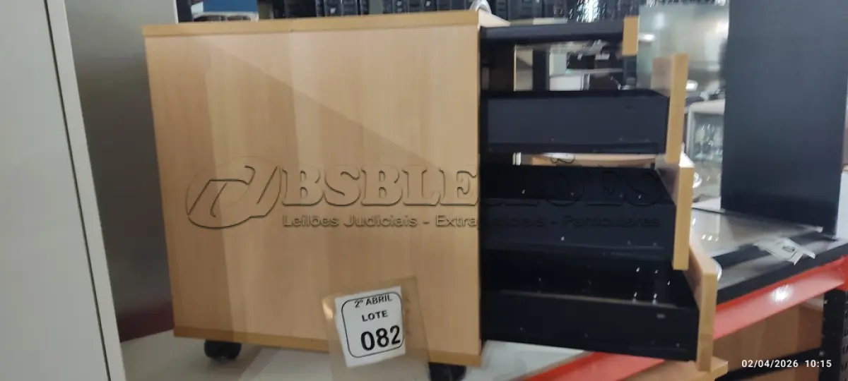 LOTE 082 - 01 GAVETEIRO EM MADEIRA NA COR BEGE CLARO COM 03 GAVETAS. (NO ESTADO) ATENÇÃO! FAZER A VISITAÇÃO ANTES DE ARREMATAR, NÃO SABEMOS SE FUNCIONA, LEILÃO NÃO TEM GARANTIA E NEM DEVOLUÇÃO, SUJEITO A POSSÍVEIS AVARIAS VISÍVEIS/OCULTAS E/OU AUSÊNCIA DE COMPONENTES.