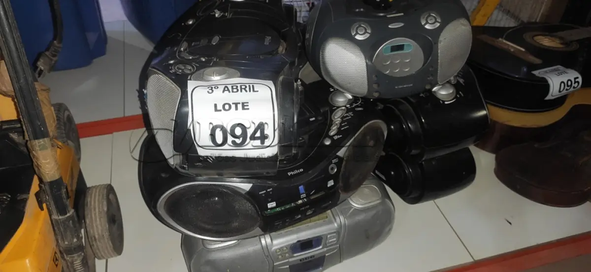 LOTE 094 - 08 APARELHOS DE SOM PORTÁTEIS DE MARCAS E MODELOS DIVERSOS. (NO ESTADO) ATENÇÃO! FAZER A VISITAÇÃO ANTES DE ARREMATAR, NÃO SABEMOS SE FUNCIONA, LEILÃO NÃO TEM GARANTIA E NEM DEVOLUÇÃO, SUJEITO A POSSÍVEIS AVARIAS VISÍVEIS/OCULTAS E/OU AUSÊNCIA DE COMPONENTES.