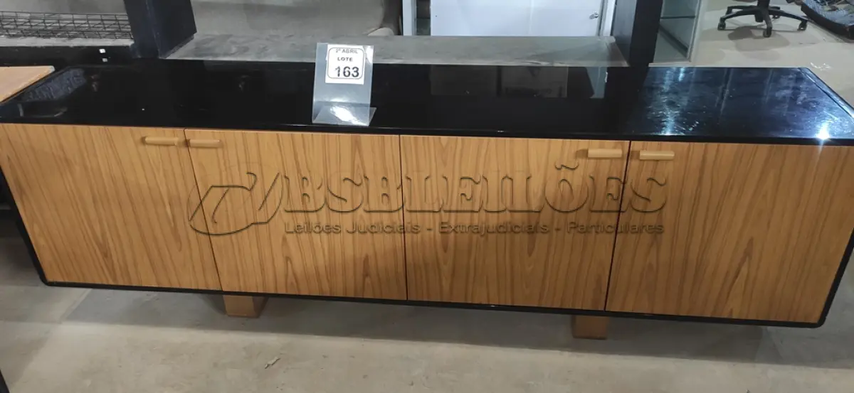 LOTE 163 - 01 RACK EM MADEIRA PEROLIZADA COM 4 PORTAS E 04 GAVETAS. NA COR PRETO/MARROM. (NO ESTADO) ATENÇÃO! FAZER A VISITAÇÃO ANTES DE ARREMATAR, NÃO SABEMOS SE FUNCIONA, LEILÃO NÃO TEM GARANTIA E NEM DEVOLUÇÃO, SUJEITO A POSSÍVEIS AVARIAS VISÍVEIS/OCULTAS E/OU AUSÊNCIA DE COMPONENTES.
