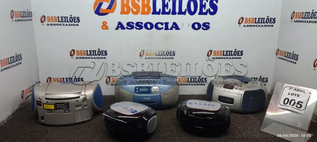 LOTE 005 - 07 APARELHOS DE SOM PORTÁTEIS DE MARCAS E MODELOS DIVERSOS. (NO ESTADO) ATENÇÃO! FAZER A VISITAÇÃO ANTES DE ARREMATAR, NÃO SABEMOS SE FUNCIONA, LEILÃO NÃO TEM GARANTIA E NEM DEVOLUÇÃO, SUJEITO A POSSÍVEIS AVARIAS VISÍVEIS/OCULTAS E/OU AUSÊNCIA DE COMPONENTES.