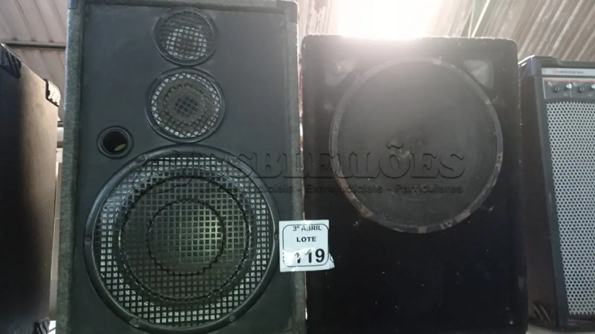 LOTE 119 - 02 CAIXAS DE SOM ALTO FALANTES. (NO ESTADO) ATENÇÃO! FAZER A VISITAÇÃO ANTES DE ARREMATAR, NÃO SABEMOS SE FUNCIONA, LEILÃO NÃO TEM GARANTIA E NEM DEVOLUÇÃO, SUJEITO A POSSÍVEIS AVARIAS VISÍVEIS/OCULTAS E/OU AUSÊNCIA DE COMPONENTES.