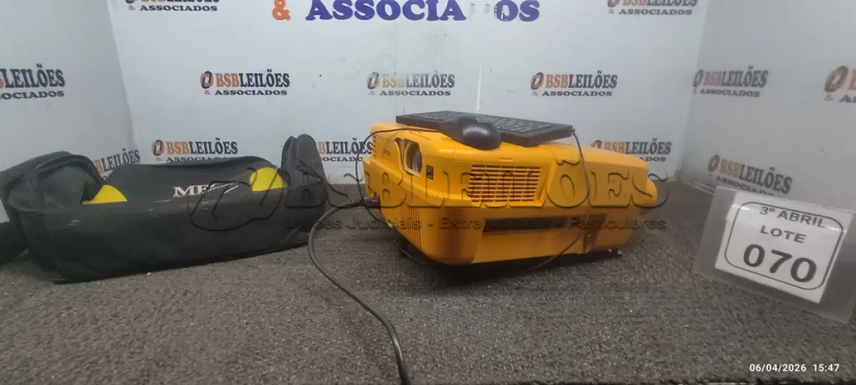 LOTE 070 - 01 PROJETOR MULTIMIDIA 220V COM CABOS MARCA URMET DARUMA. (NO ESTADO) ATENÇÃO! FAZER A VISITAÇÃO ANTES DE ARREMATAR, NÃO SABEMOS SE FUNCIONA, LEILÃO NÃO TEM GARANTIA E NEM DEVOLUÇÃO, SUJEITO A POSSÍVEIS AVARIAS VISÍVEIS/OCULTAS E/OU AUSÊNCIA DE COMPONENTES.